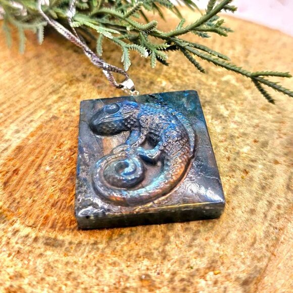 Beautiful Nature Labradorite Flashy Carved Chameleon Tile Pendant Necklace - Picture 2 of 10